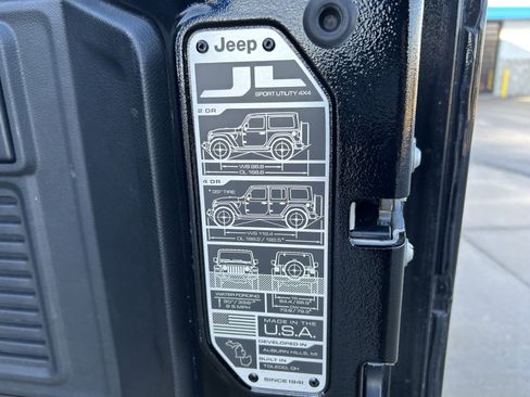 Used 2022 Jeep Wrangler Unlimited Sahara w/ Cold Weather Group image 15