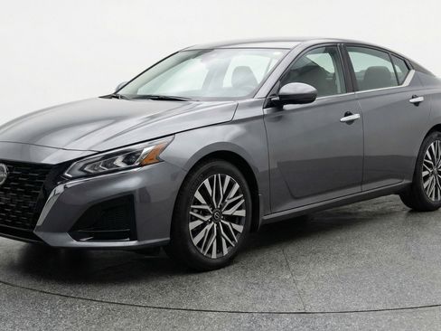 Used 2025 Nissan Altima 2.5 SV image 3