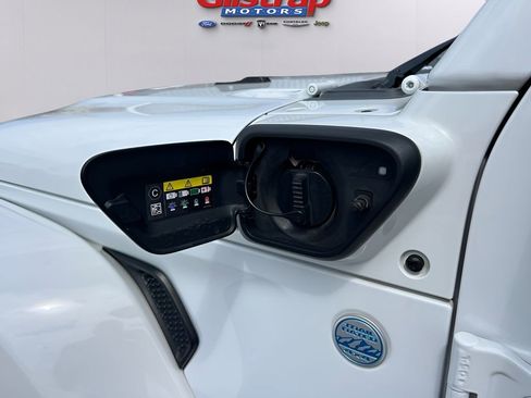Used 2022 Jeep Wrangler Unlimited Sahara w/ Cold Weather Group AWD/4WD image 7