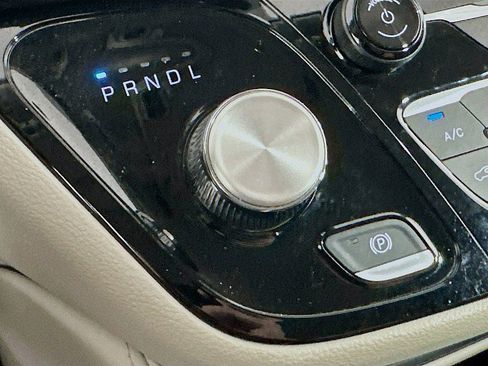 Used 2023 Chrysler Pacifica Limited FWD image 19