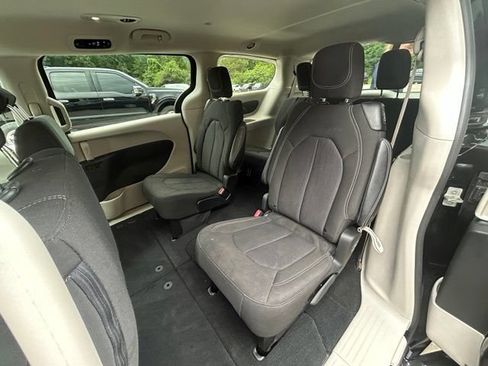 Used 2023 Chrysler Voyager LX FWD image 13