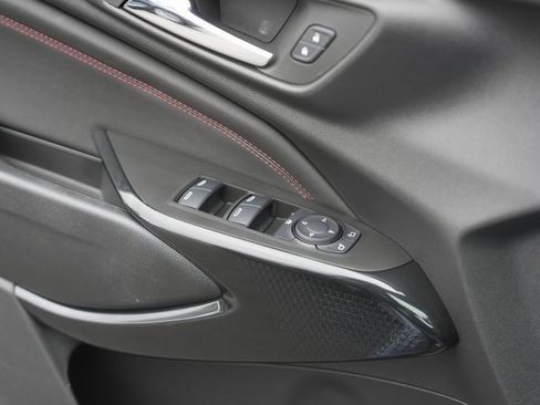 Used 2025 Chevrolet Trax RS w/ Sunroof Package image 29