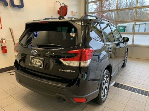 Used 2020 Subaru Forester Premium image 15