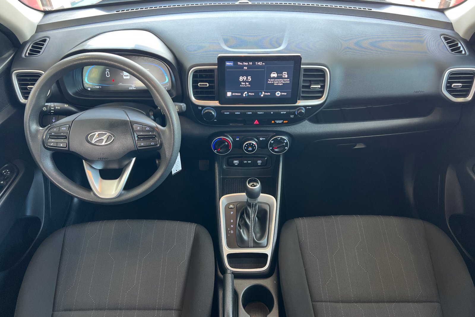 Used 2025 Hyundai Venue SE FWD image 10