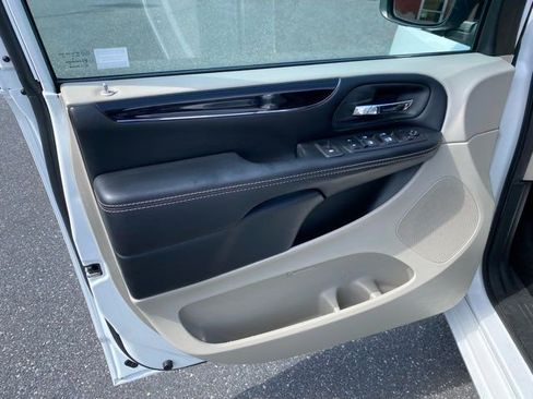 Used 2019 Dodge Grand Caravan SXT image 10