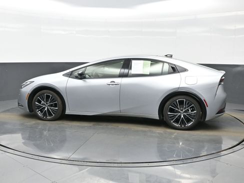 Used 2024 Toyota Prius XLE image 3