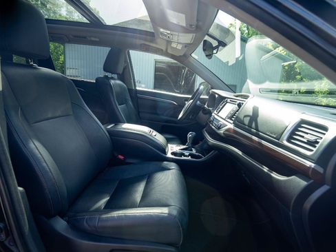 Used 2015 Toyota Highlander Limited AWD/4WD image 22