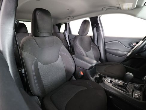 Used 2019 Jeep Cherokee Latitude w/ Cold Weather Group AWD/4WD image 24