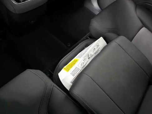 Certified 2025 Volvo XC90 B6 Plus image 34