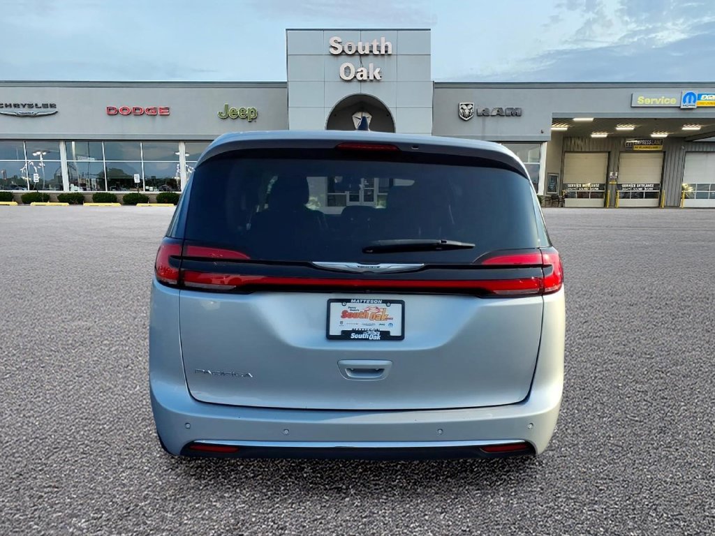 Used 2023 Chrysler Pacifica Touring-L FWD image 4