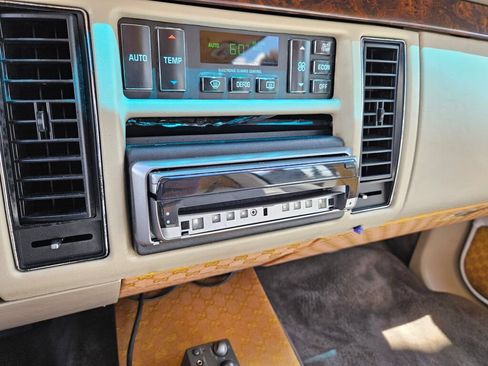 Used 1994 Cadillac Fleetwood Brougham RWD image 21