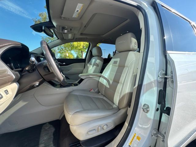 Used 2019 GMC Acadia Denali w/ Technology Package FWD image 9