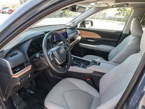Used 2025 Toyota Grand Highlander FWD image 16