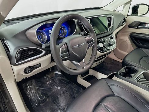Certified 2024 Chrysler Pacifica Touring-L image 16