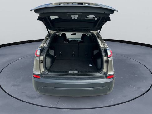 Used 2019 Jeep Cherokee Latitude w/ Popular Appearance Group image 9