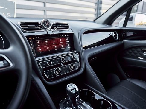 Used 2022 Bentley Bentayga image 60