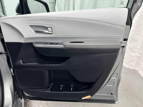 Used 2025 Toyota Sienna XLE image 59
