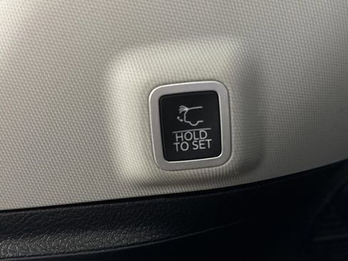 Used 2023 Jeep Grand Cherokee Limited w/ Luxury Tech Group II image 17