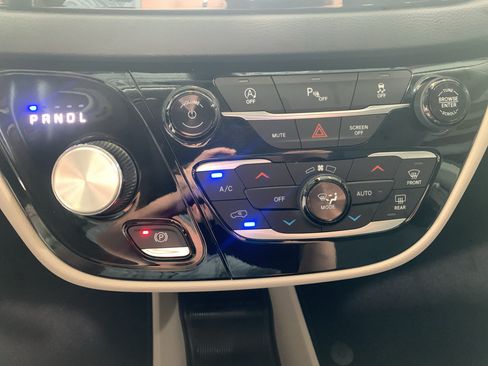 Used 2019 Chrysler Pacifica Touring Plus w/ Tire & Wheel Group FWD image 27