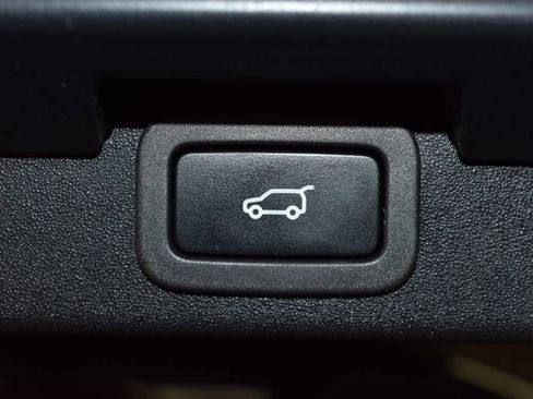 Used 2020 Land Rover Discovery HSE Luxury image 34