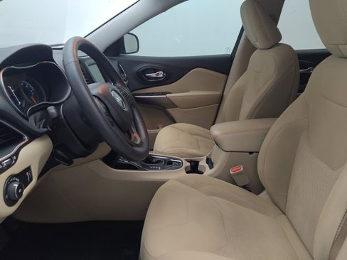 Used 2019 Jeep Cherokee Latitude w/ Popular Appearance Group FWD image 17