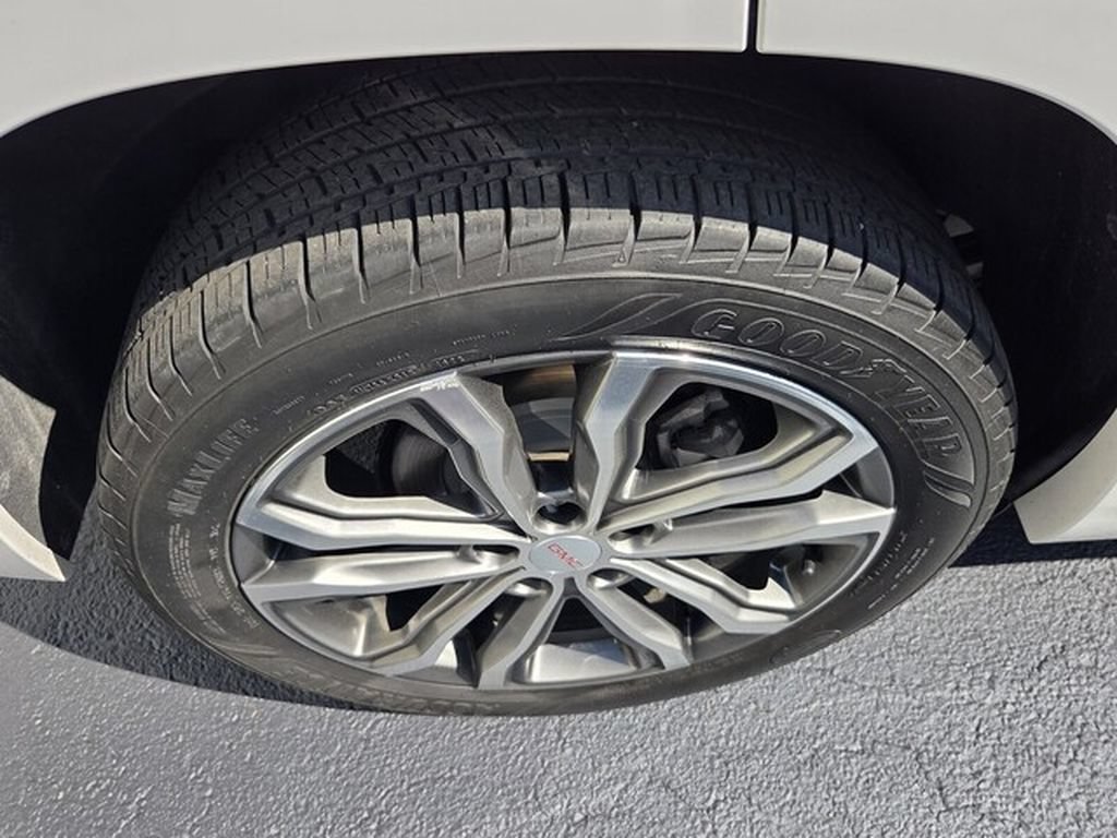 Used 2020 GMC Terrain Denali w/ Denali Premium Package FWD image 4