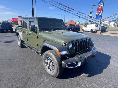 Used 2023 Jeep Gladiator Sport w/ Trailer Tow Package AWD/4WD image 4