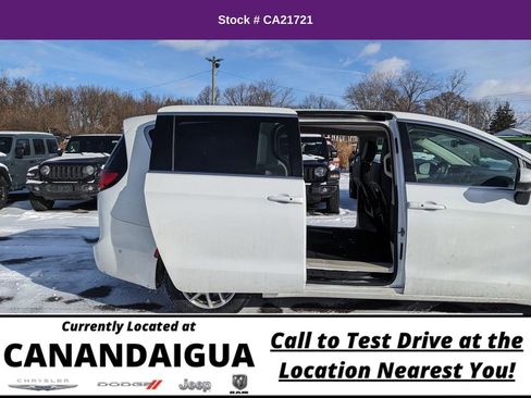 Used 2023 Chrysler Pacifica Touring-L image 4