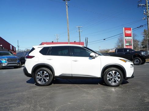 Used 2021 Nissan Rogue SV image 2