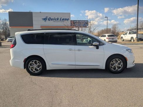 Used 2023 Chrysler Pacifica Limited image 6