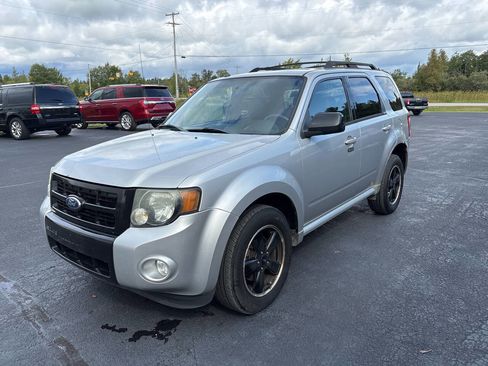 Used 2011 Ford Escape XLT w/ Sport Appearance Pkg image 2