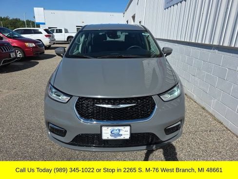 Used 2023 Chrysler Pacifica Touring-L FWD image 4