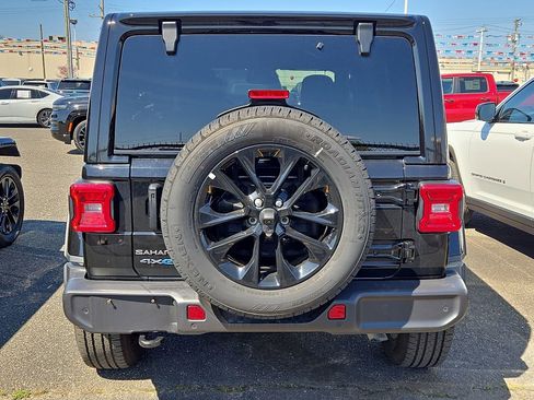 Used 2025 Jeep Wrangler Unlimited Sahara w/ Safety Group image 5