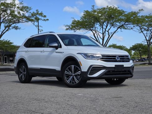 Used 2024 Volkswagen Tiguan Wolfsburg Edition AWD/4WD image 2