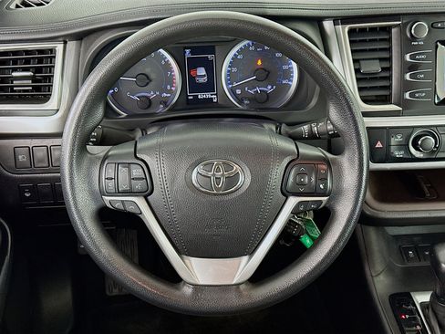 Used 2018 Toyota Highlander LE image 18