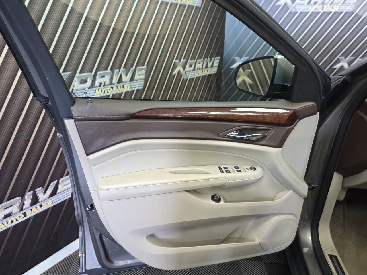 Used 2011 Cadillac SRX Premium FWD image 16
