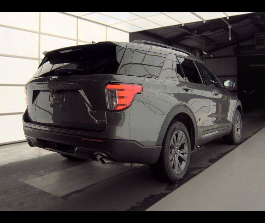 Used 2023 Ford Explorer XLT w/ Equipment Group 202A AWD/4WD image 9