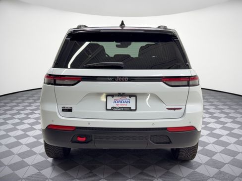 Used 2022 Jeep Grand Cherokee Trailhawk AWD/4WD image 11
