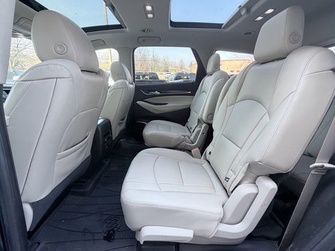 Used 2018 Buick Enclave Essence image 26