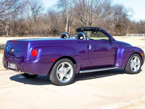 Used 2004 Chevrolet SSR w/ Preferred Equipment Group image 12