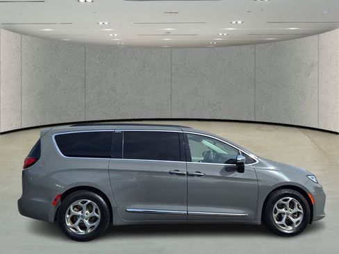 Used 2023 Chrysler Pacifica Limited FWD image 6