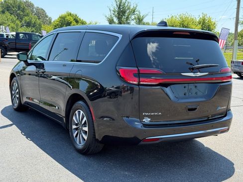 Used 2023 Chrysler Pacifica Touring-L FWD image 6