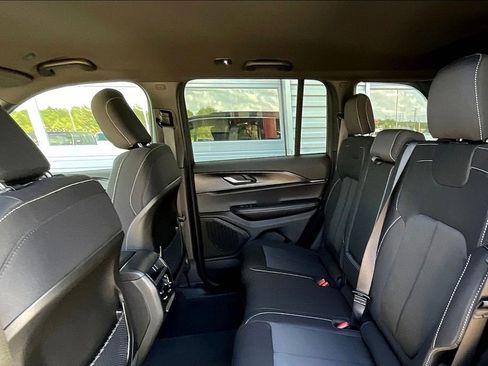 New 2025 Jeep Grand Cherokee Laredo w/ Luxury Tech Group I image 15