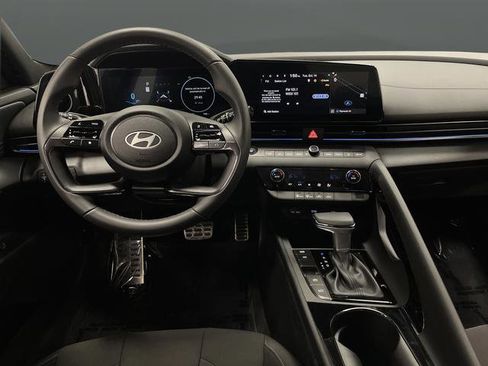 Used 2025 Hyundai Elantra SEL image 5