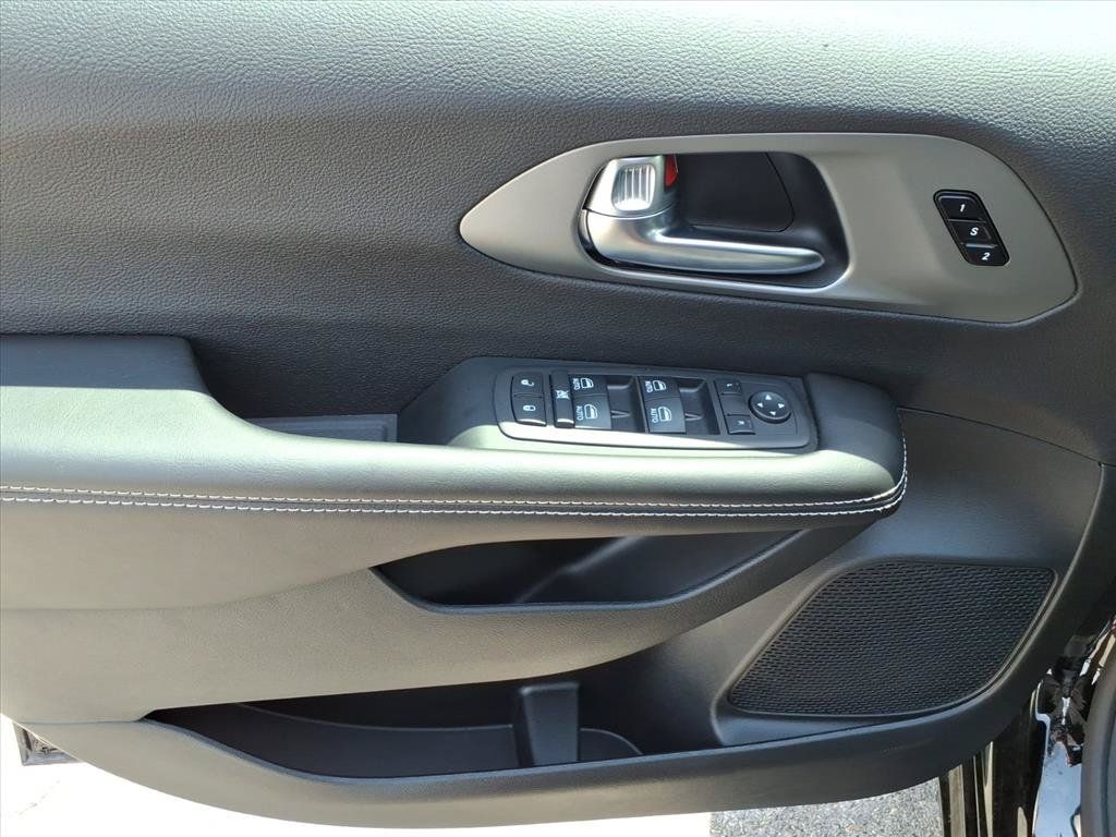 New 2027 Chrysler Pacifica Select FWD image 19