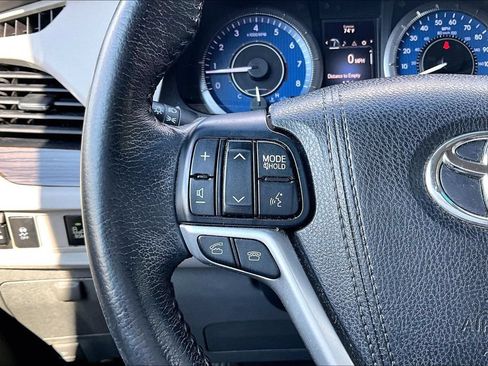 Used 2017 Toyota Sienna XLE FWD image 18