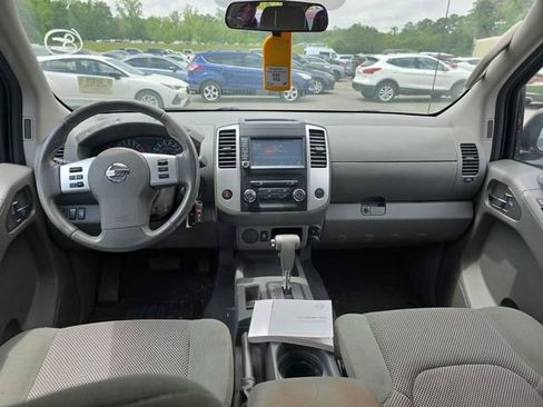 Used 2019 Nissan Frontier SV RWD image 2