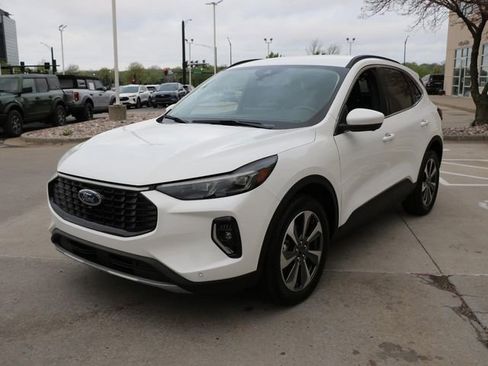 Used 2023 Ford Escape Platinum AWD/4WD image 2
