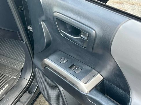 Used 2018 Toyota Tacoma SR5 AWD/4WD image 28