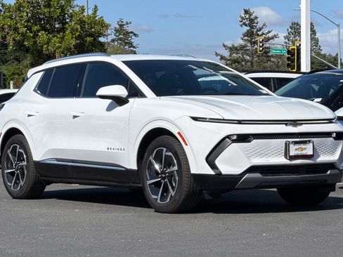 Used 2025 Chevrolet Equinox EV LT w/ Convenience Package image 2